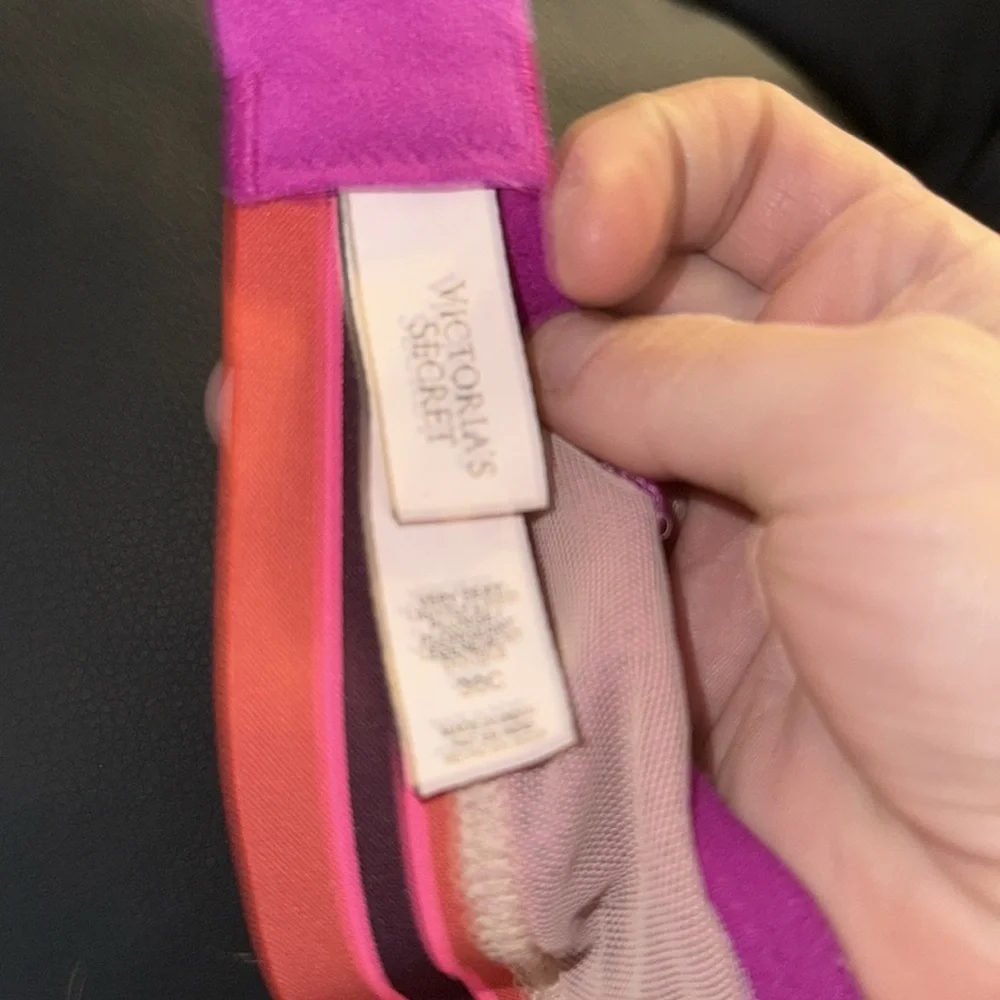 New Victoria Secert bra 36c never worn just took the tag off can’t return it . - Picture 5 of 6
